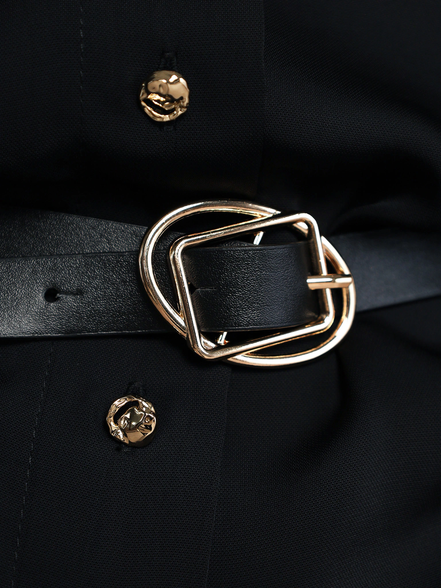 Блуза черного цвета с рюшами